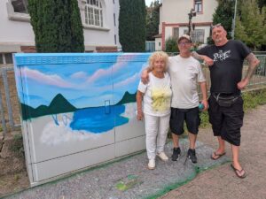 Vom grauen Kasten zur kleinen Landschaft: Graffiti-Oma Inge Hess war wieder unterwegs