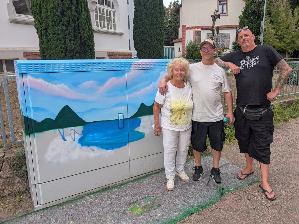 Vom grauen Kasten zur kleinen Landschaft: Graffiti-Oma Inge Hess war wieder unterwegs