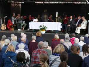 Leimener Weinkerwe: Viele Besucher beim ökumenischen Gottesdienst vor dem Rathaus