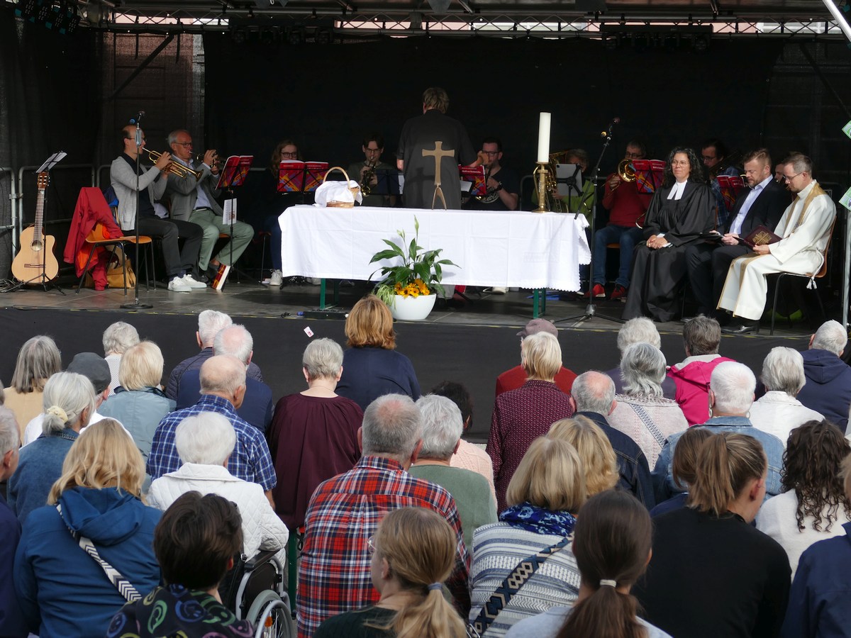 Leimener Weinkerwe: Viele Besucher beim ökumenischen Gottesdienst vor dem Rathaus