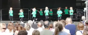 Von Mini bis Jugend: Die Frösche tanzten die Weinkerwe wach