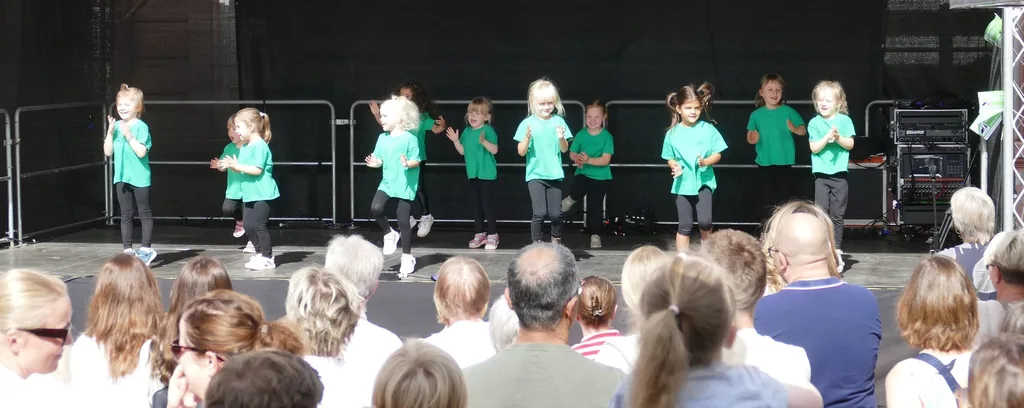 Von Mini bis Jugend: Die Frösche tanzten die Weinkerwe wach