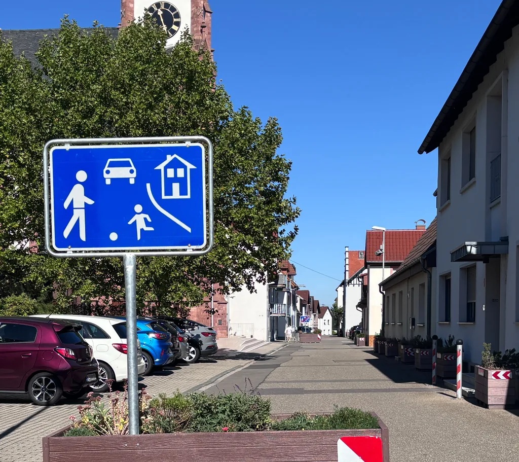 Mehr Sicherheit für Kinder auf dem Schulweg: Sandhäuser Kirchstraße wird verkehrsberuhigt