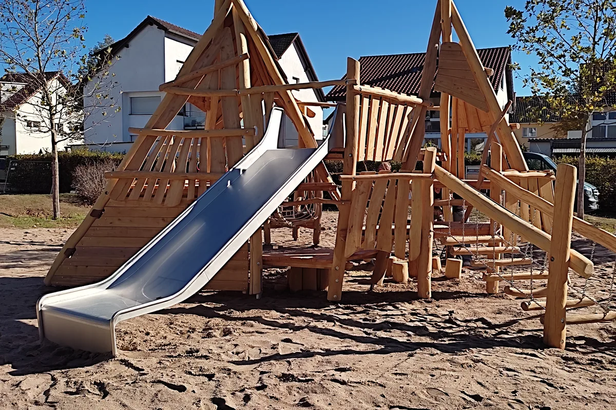 Die Tippi-Kletterlandschaft auf dem Spielplatz Stranggasse ist fertig eingebaut