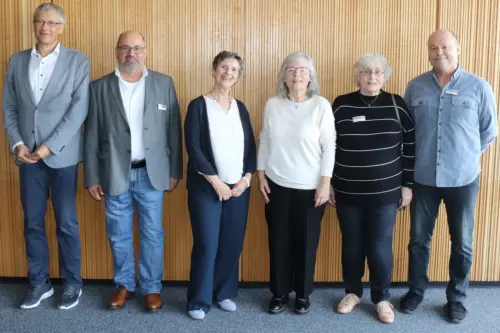 Stefan Hildebrandt und Horst Post mit vier in den Ruhestand verabschiedeten Beschäftigten