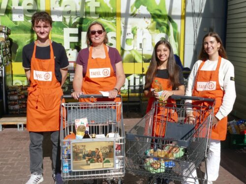 Firmanden sammelten viele Lebensmittel für die Tafel vor dem Edeka Walter