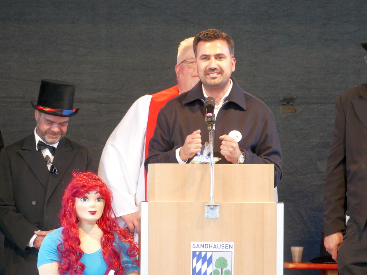 Sandhausens Bürgermeister Hakan Günes nahm in der Kewerede OB John Ehret aufs Korn