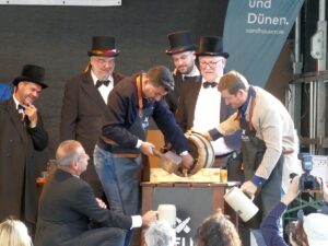 Sandhäuser Kerwe eröffnet – Bürgermeister Hakan Günes zertrümmert beim Anstich das Faß