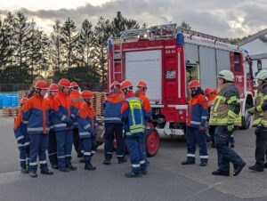 Gemeinsames Gruppenfoto der Jugendfeuerwehren und des Deutschen Roten Kreuzes bei Dehoust