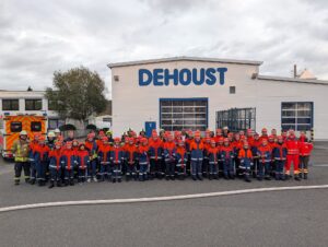 Zehnmal Tatütata und 96 junge Feuerwehrleute im Großeinsatz – Spektakuläre Jugendfeuerwehrübung bei Dehoust