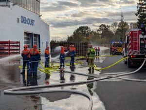 Löschangriff der Jugendfeuerwehr bei Dehoust