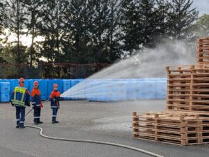 Jugendfeuerwehr beim simulierten Gebäudebrand