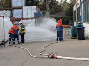 Nachwuchsfeuerwehrleute beim Löschangriff