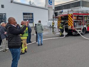 Oberbürgermeister John Ehret beobachtet die Jugendfeuerwehrübung