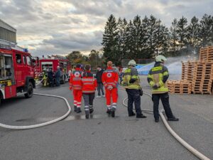 Feuerwehrfahrzeuge und Einsatzkräfte auf dem Firmengelände