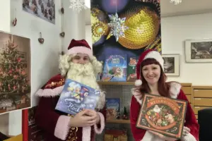 Bücher schenken, Freude weitergeben: Weihnachtsspendenaktion der Stadtbücherei Leimen