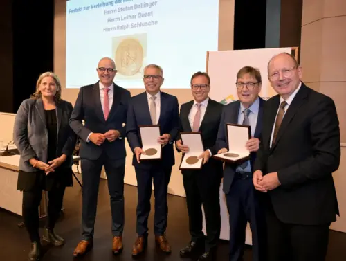 Gruppenfoto bei der Verleihung der Hermann-Heimerich-Plakette an Stefan Dallinger, Lothar Quast und Ralph Schlusche in Hockenheim