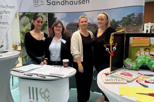 Mitarbeiterinnen der Gemeinde Sandhausen an einem Messestand